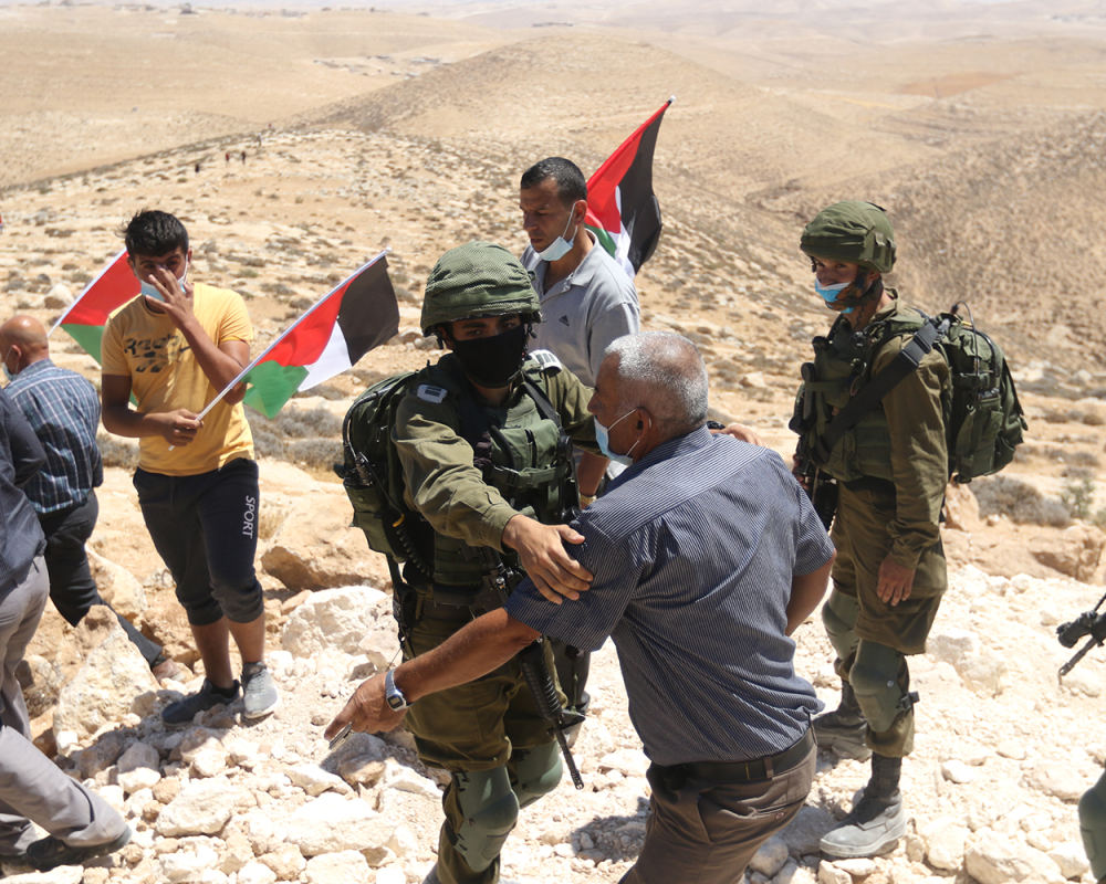  Cisjordanie : L'occupation agresse une délégation du Fatah et saisit un bulldozer d’un citoyen 