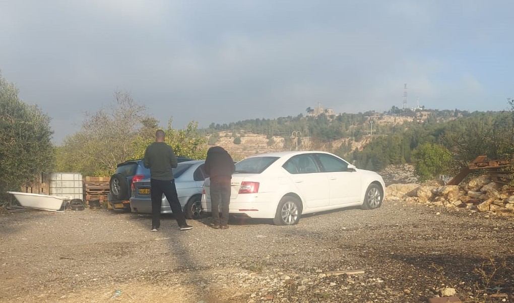 Des colons israéliens perforent des véhicules et griffonnent des slogans racistes à Beit Iksa