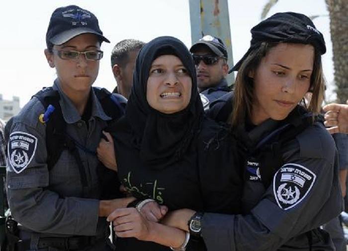 Une fille parmi neuf citoyens appréhendés par la police d’occupation à Jérusalem