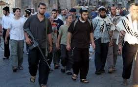 Des colons se rassemblent à l'est de ramallah et attaquent les véhicules des citoyens au sud d'Hébron