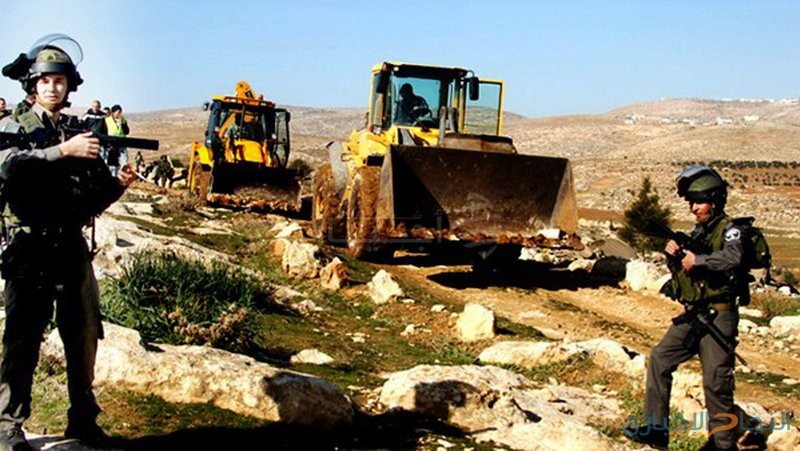 Des colons labourent des terres palestiniennes au sud de Naplouse