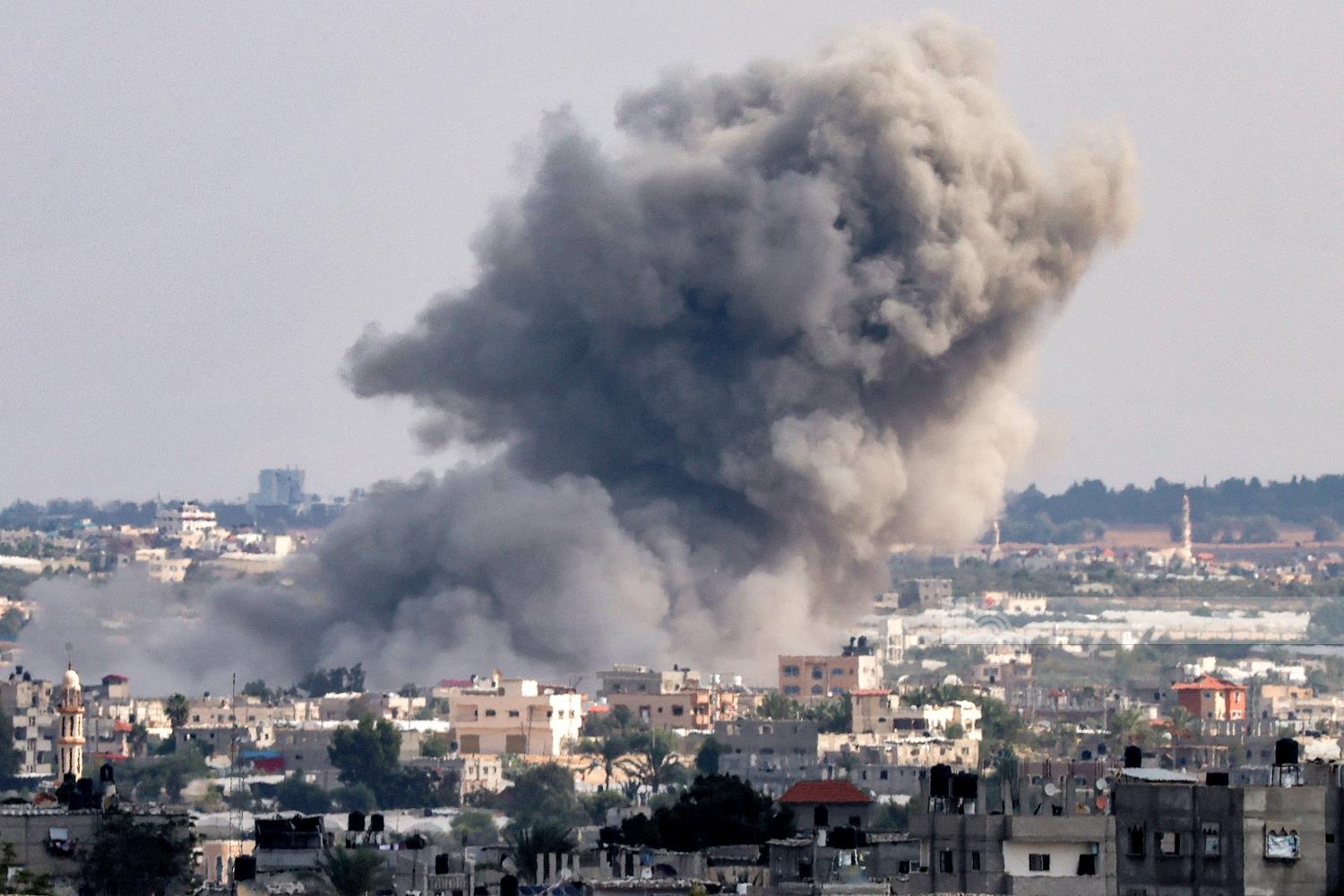 Martyrs et blessés lors du bombardement d'occupation d'une maison à Jabalia et d'un rassemblement de personnes déplacées à Rafah