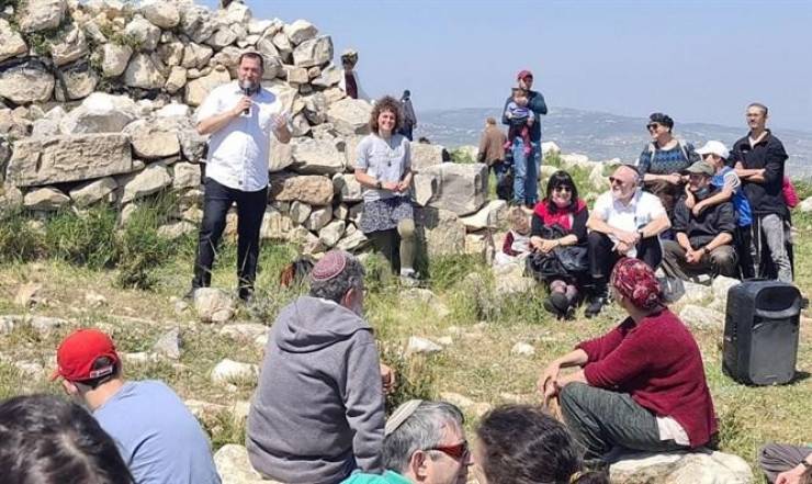 Des dizaines de colons prennent d'assaut le site archéologique de "Barnat" au sommet du mont Ebal à Naplouse