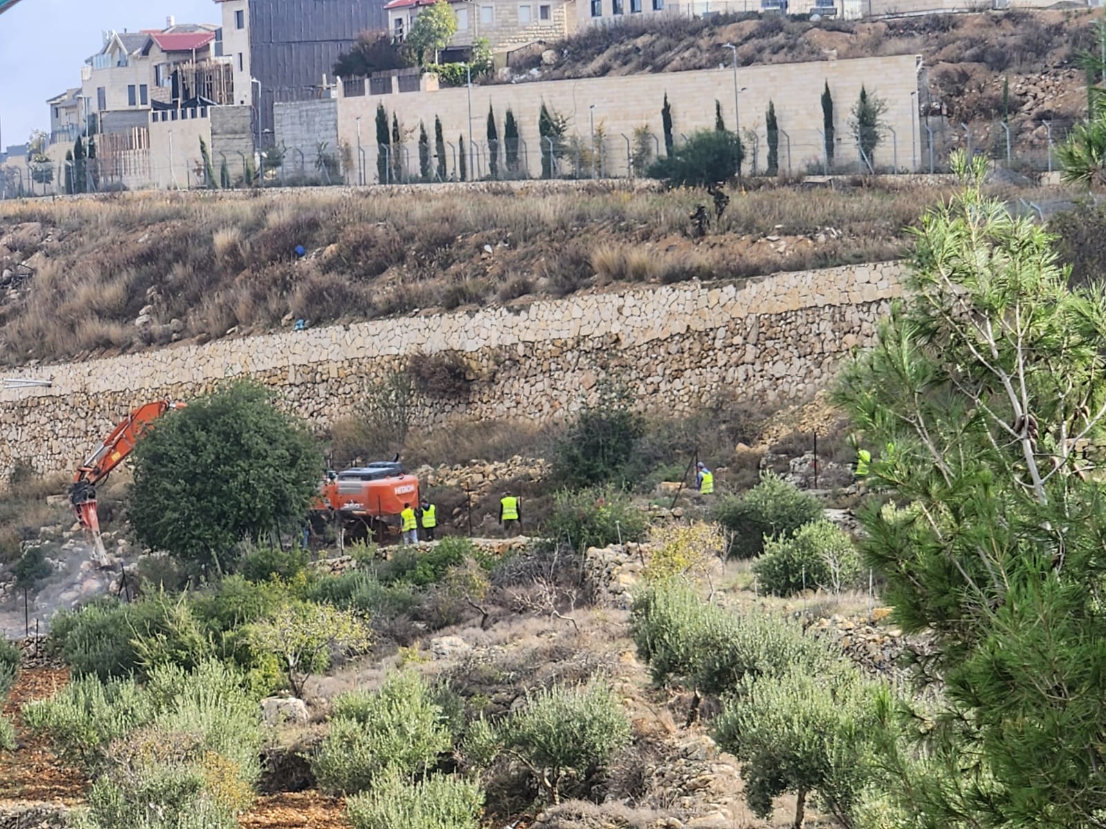 Les forces d’occupation détruisent une maison et construisent une route coloniale au sud de Bethléem