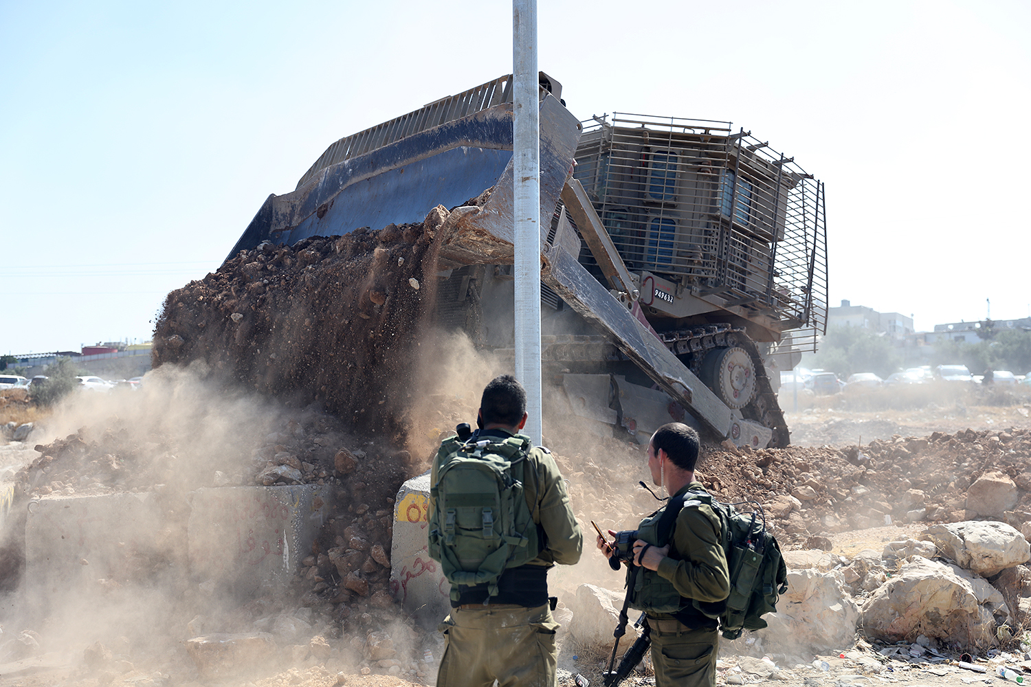 Les bulldozers israéliens rasent des terres dans un village au nord de Ramallah