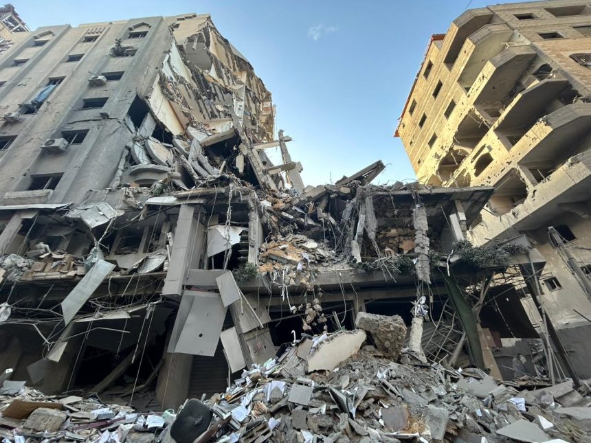 Union des écrivains: La destruction du Centre de planification palestinien à Gaza par l’occupation vise à tuer la mémoire palestinienne