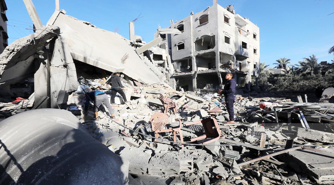 Au 95ème jour de l'agression : des dizaines de martyrs et de blessés lors de frappes aériennes et de tirs d'artillerie sur la bande de Gaza
