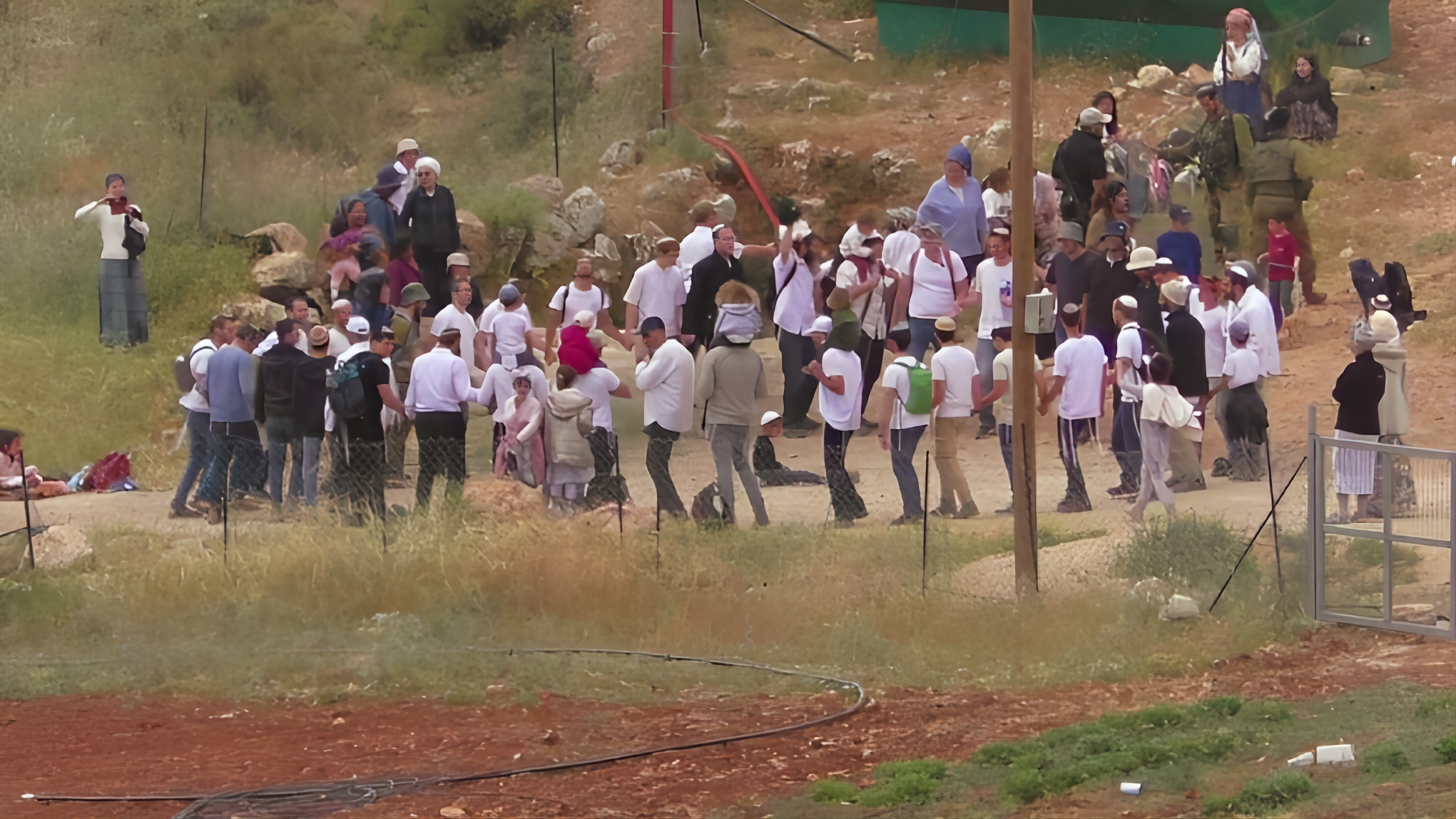 Dans le but de s’en emparer, des colons israéliens prennent d’assaut une source d’eau à Naplouse