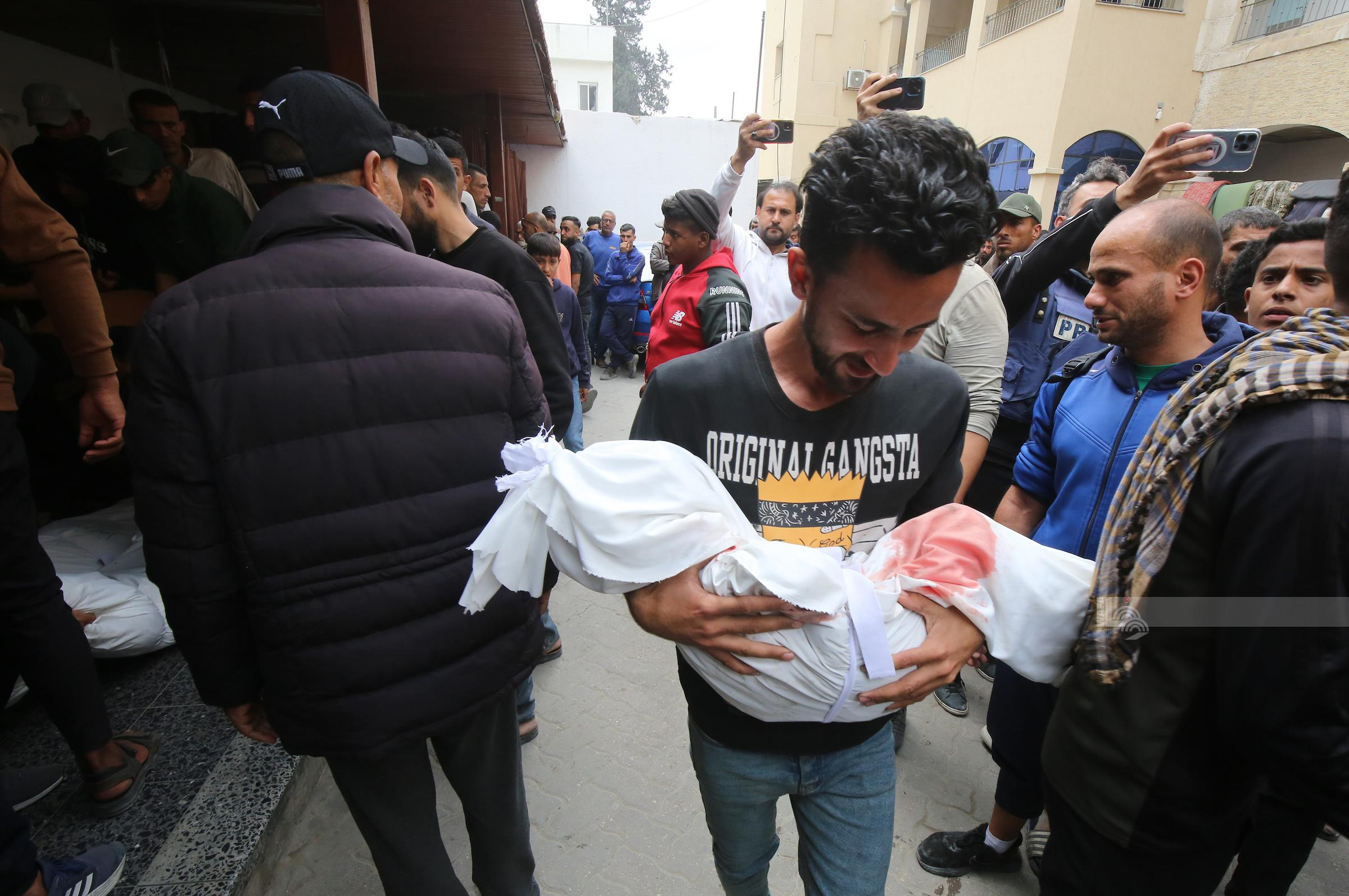 Trois martyrs et des blessés dans un bombardement israélien à Khan Younès