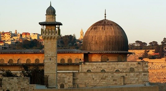 Les forces d'occupation interrompent l'appel à la prière du soir à la mosquée Al-Aqsa
