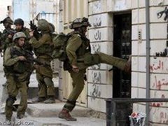 Hébron : Les forces d'occupation ont perquisitionné le domicile d'un militant de B'Tselem et l'ont menacé, lui et sa famille, d'arrestation