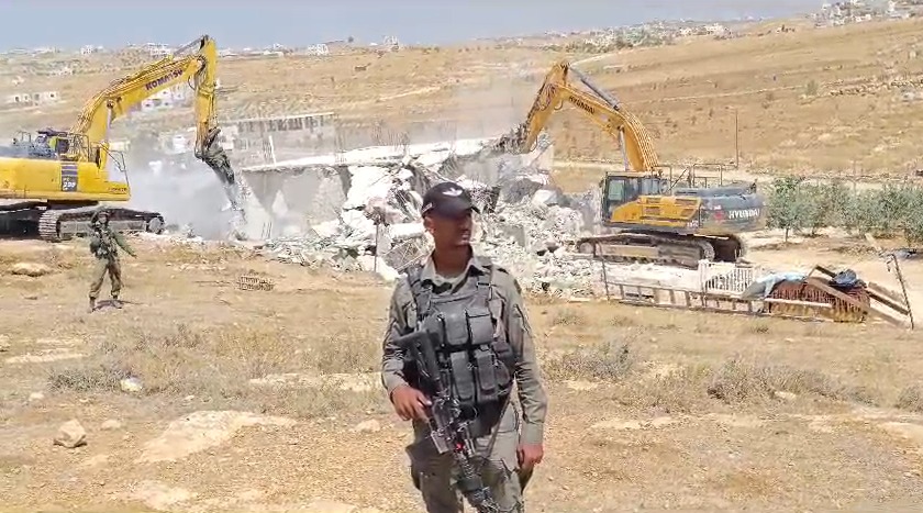 Hébron : les forces de l’occupation démolissent une maison et les colons volent la récolte des olives  