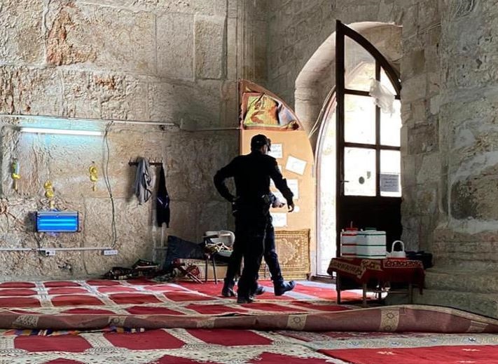 La police d'occupation entre par effraction dans la salle de prière de Bab al-Rahma à la mosquée Al-Aqsa