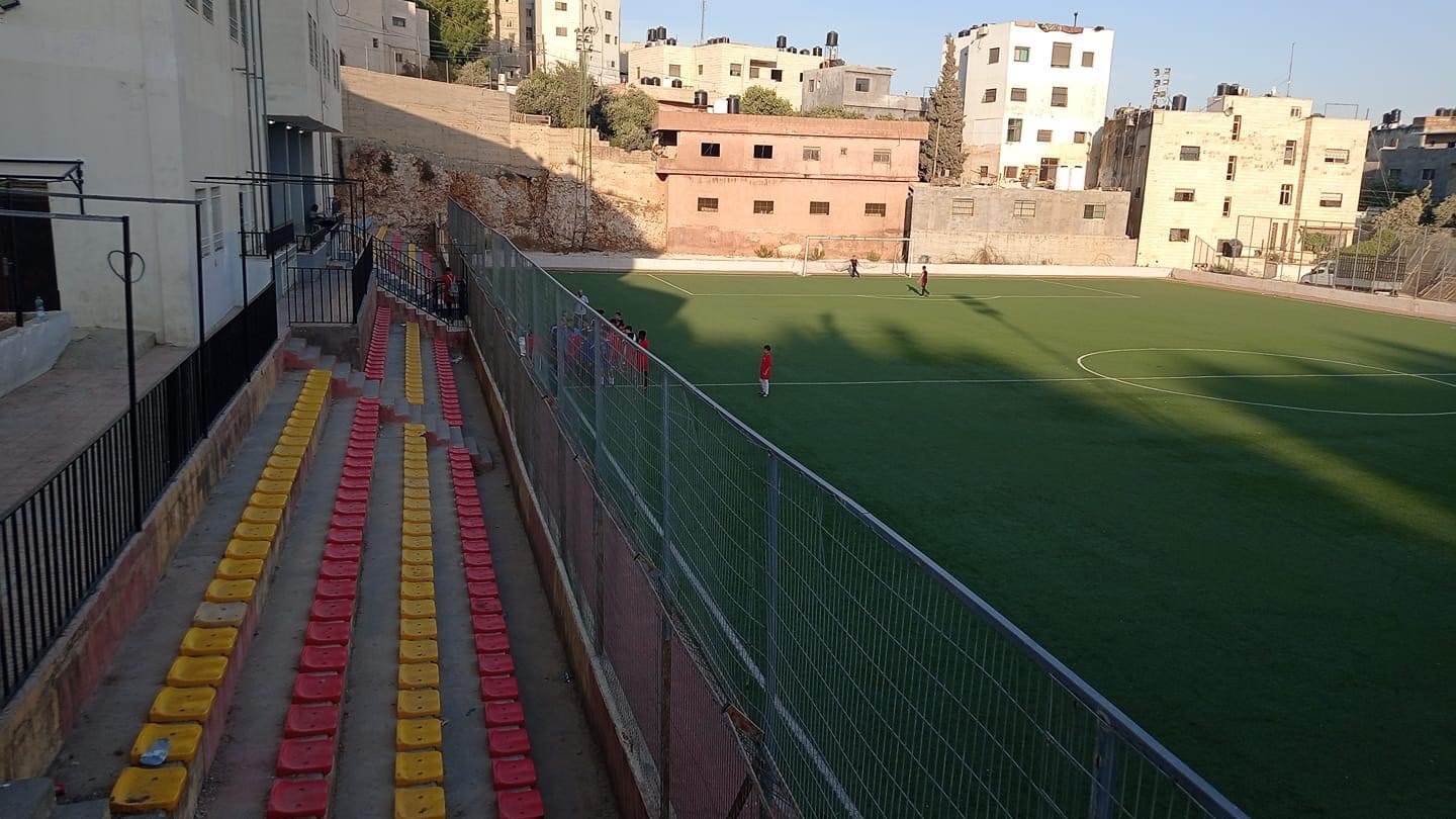 Jérusalem : les forces de l’occupation arrêtent la construction dans le stade de Qalqiliya 