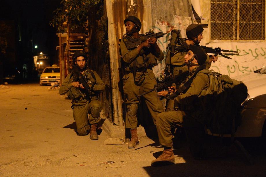 L’armée israélienne blesse plusieurs Palestiniens lors d’une invasion dans la ville de Naplouse
