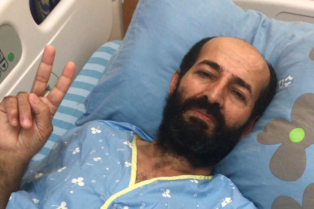 Le prisonnier Al-Akhras refuse d’être transféré à un autre hôpital et confirme poursuivre sa grève de la faim