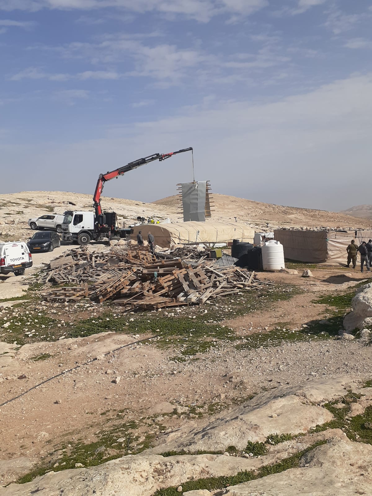 Les forces d’occupation démantèlent et saisissent deux habitations près de Jérusalem