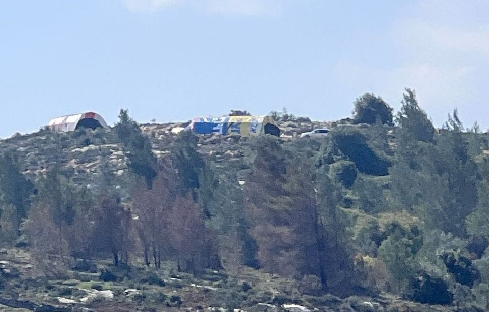 Des colons établissent un nouvel avant-poste colonial dans les terres de Hawara, au sud de Naplouse