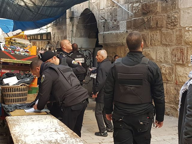 La municipalité d'occupation de Jérusalem impose des amendes financières aux commerçants du quartier de Wadi Al-Jouz