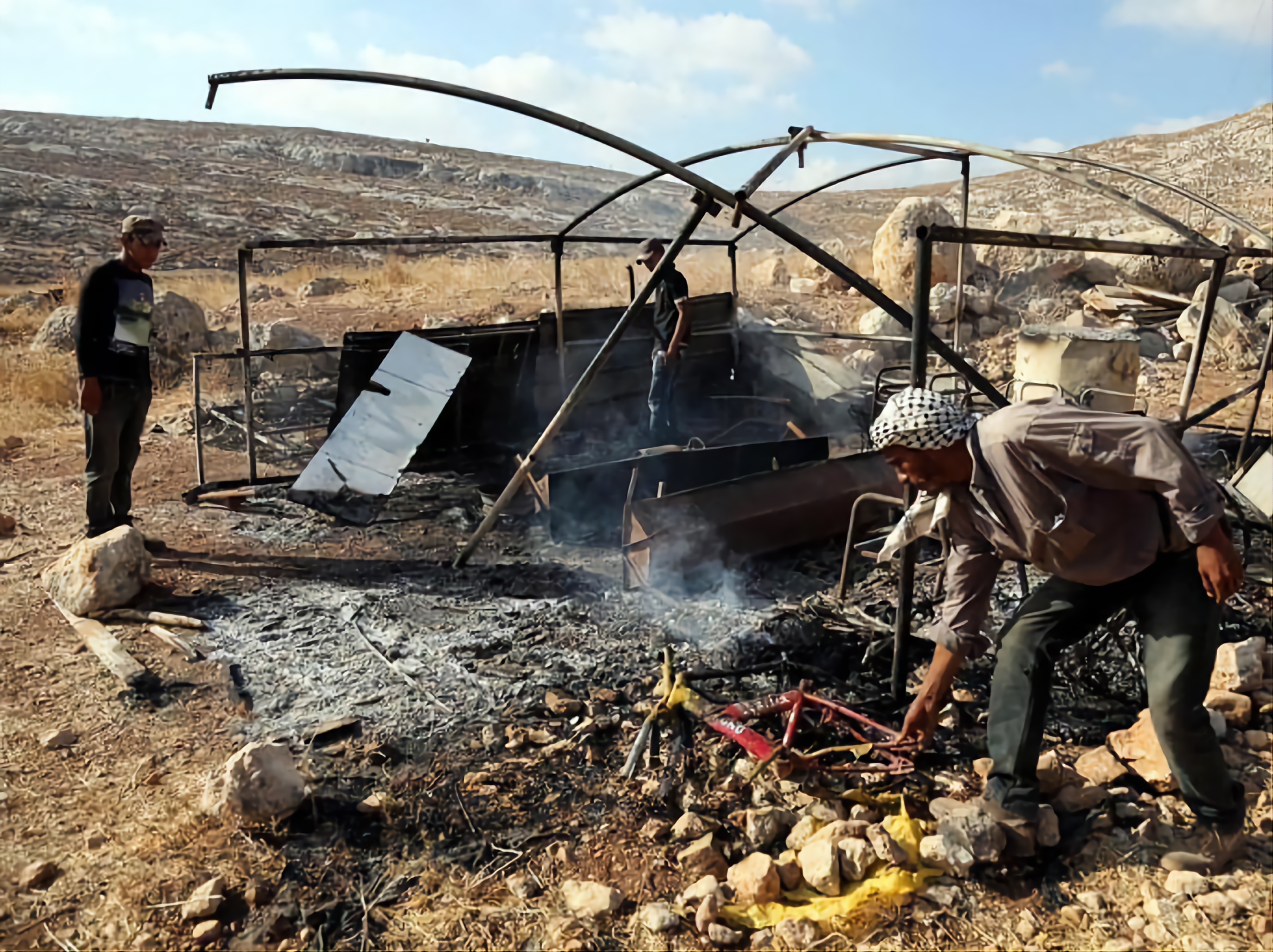 Des colons israéliens mettent le feu aux tentes de Palestiniens dans le nord de la vallée du Jourdain