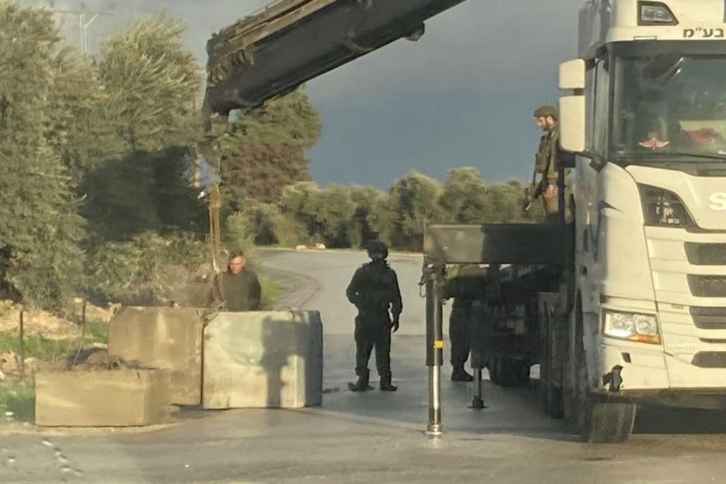 Les forces militaires d'occupation placent des cubes de ciment au sud-ouest de Jénine.