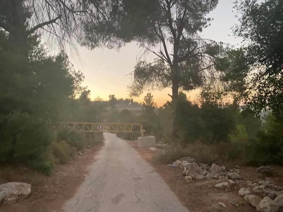 Les forces d’occupation ordonnent l’arrêt de la construction de deux maisons et installent une porte sur des terres à Bethléem