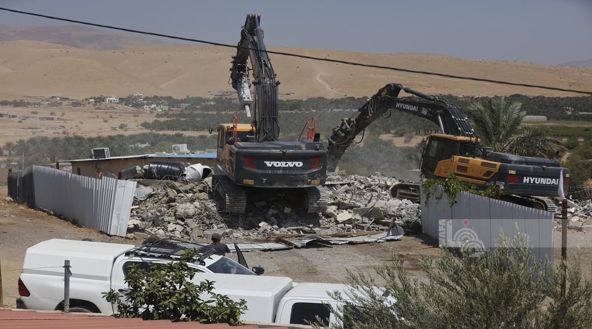Les forces israéliennes démolissent une maison à Hébron et des installations à Jéricho