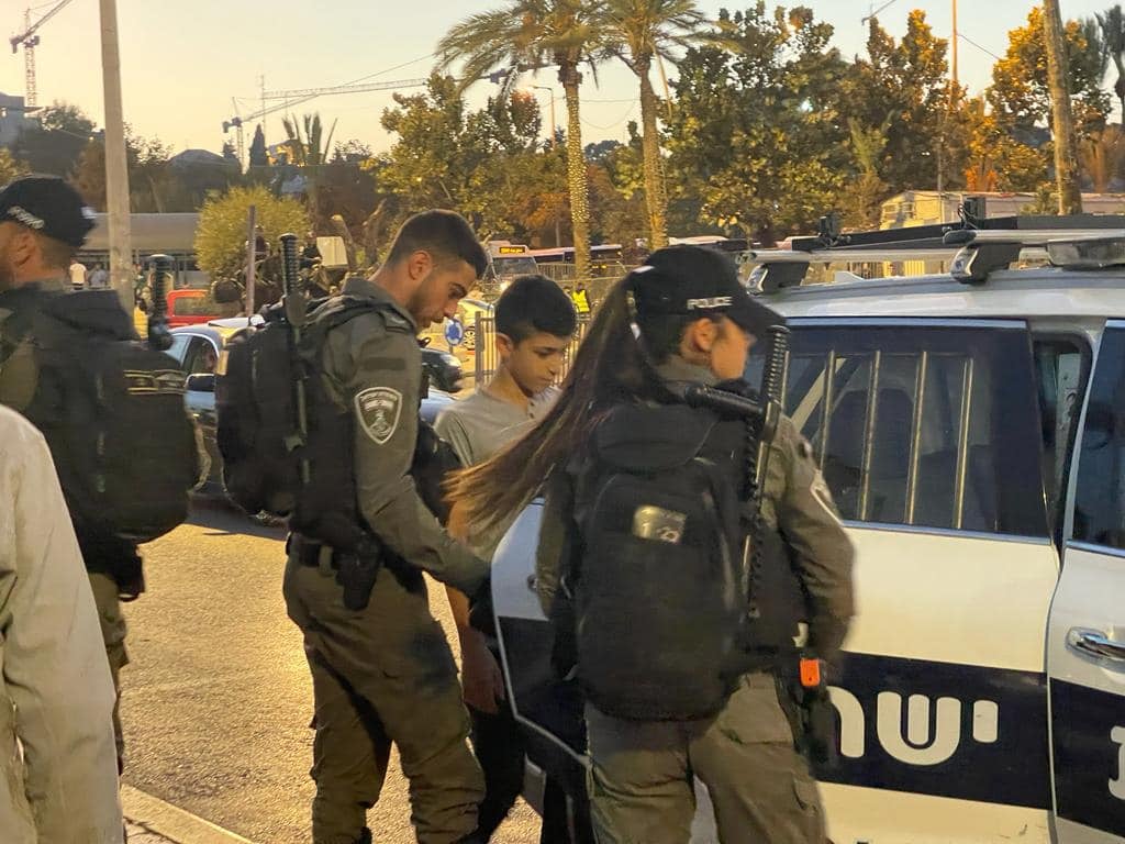 La police israélienne arrête deux Palestiniens à Jérusalem occupée