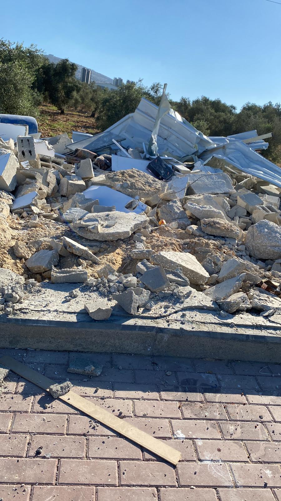 Les forces d’occupation israéliennes démolissent un café près de Jénine