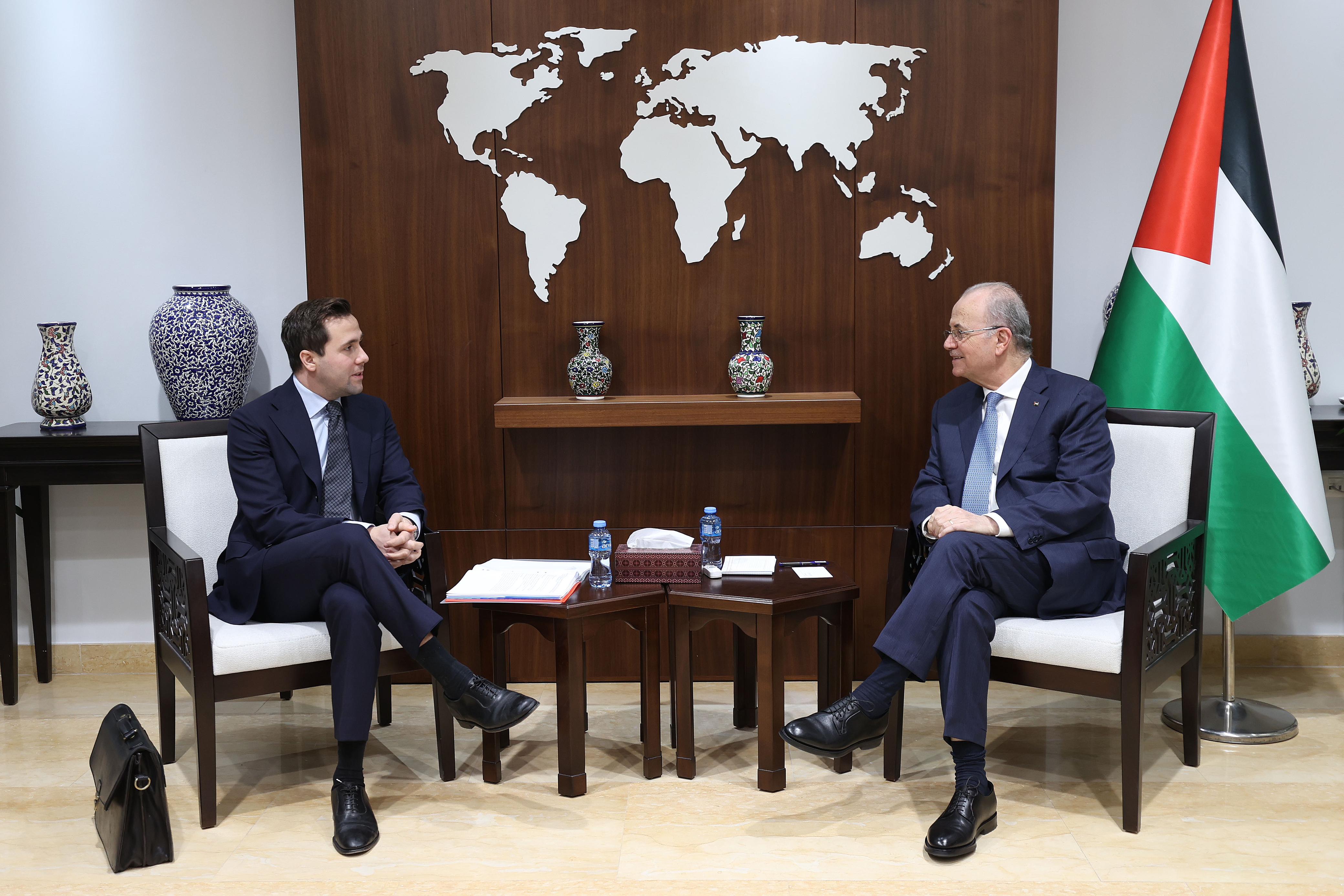 Mustafa discute avec un ministre suédois des efforts visant à mettre fin à l'agression israélienne
