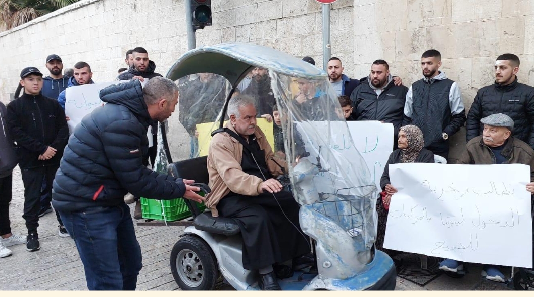 Des Jérusalémites rejettent la décision de l'occupation de les empêcher d'entrer Bab Asbat avec leurs véhicules