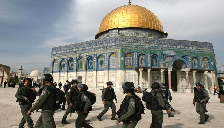 Des dizaines de colons profanent la Mosquée Al-Aqsa   