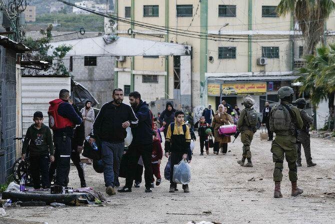 Les forces israéliennes forcent les citoyens à quitter leurs maisons dans le camp de Nour Shams à Tulkarem sous la menace des armes