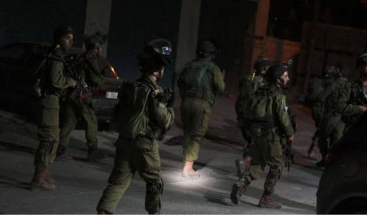 Qalqiliya : l’occupation saisit un bulldozer d’un citoyen 