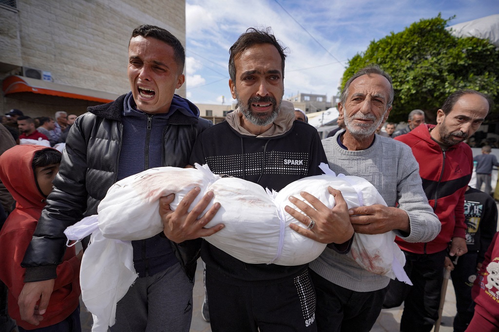 Les bombardements israéliens provoquent des pertes de vie à Gaza