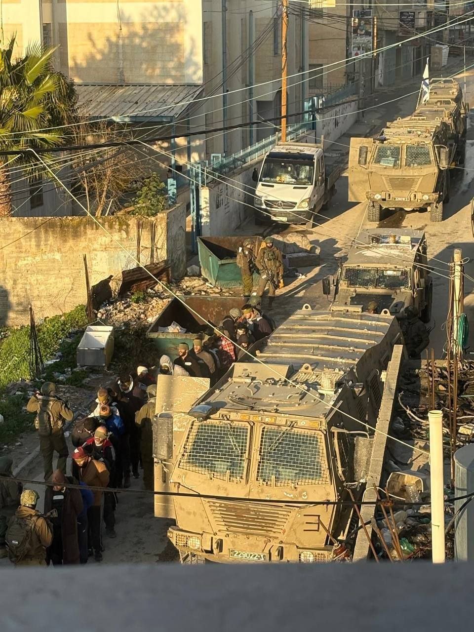 L'armée israélienne détruit une maison et arrête des civils dans le camp d'Al-Arroub à Hébron