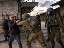 Les forces israéliennes arrêtent un citoyen palestinien et saisissent son véhicule au sud de Naplouse