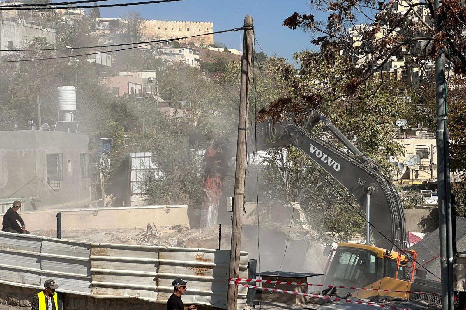 Les autorités israéliennes obligent deux citoyens à démolir leurs maisons et un magasin à Jérusalem