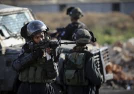 Les forces israéliennes ont pris d’assaut un certain nombre de villes et de villages dans les gouvernorats de Ramallah et d’Al-Bireh.