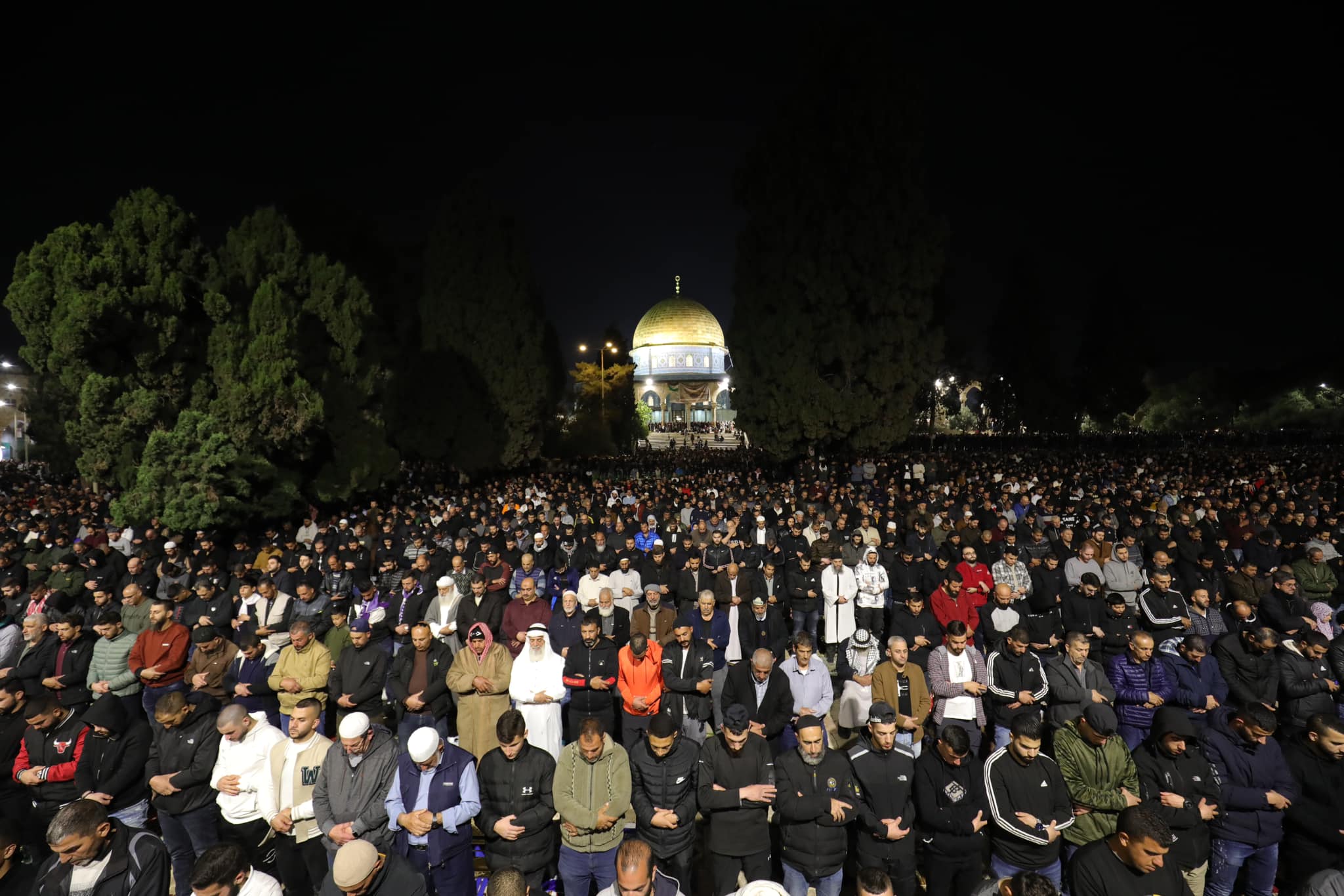 200 000 fidèles exécutent les prières du soir à la mosquée bénie Al-Aqsa