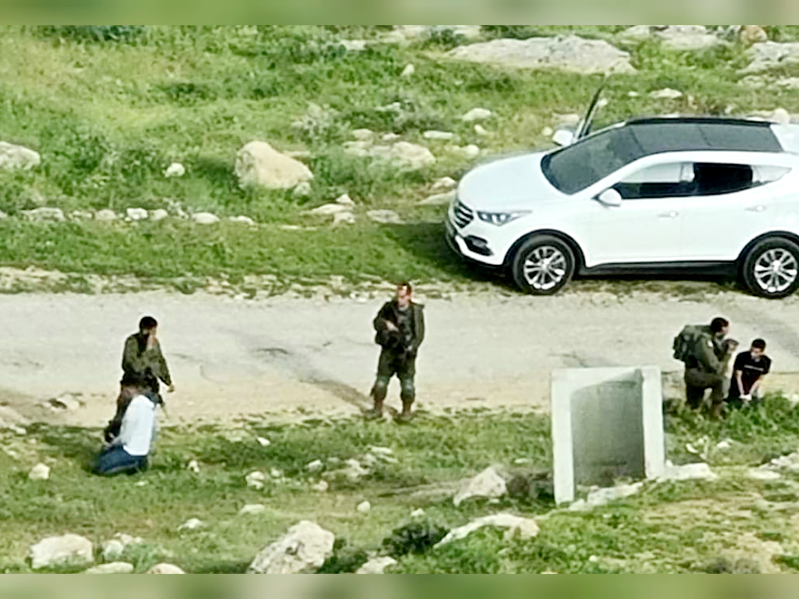 Un mineur palestinien blessé par balles israéliennes lors de l'assaut des colons dans une région à Ramallah