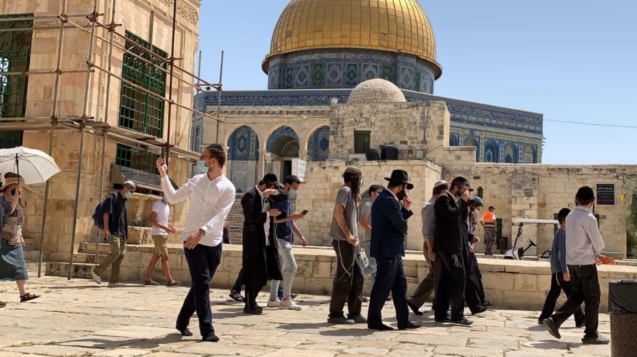 23 incursions à Al-Aqsa, 80 interdictions de l’appel à la prière à Al-Ibrahimi le mois dernier