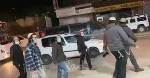 Les colons attaquent un village à l'est de Ramallah, et la population les affronte