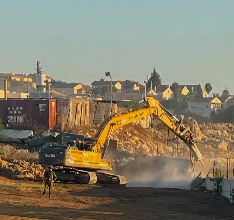 Les bulldozers israéliens détruisent une maison et trois magasins au nord-ouest de Jérusalem