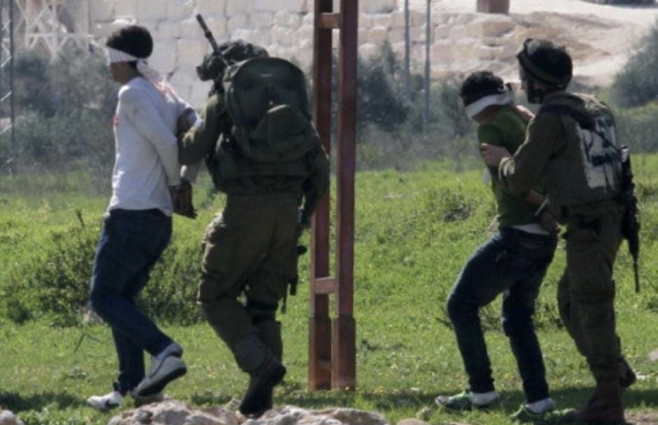 Les forces d’occupation israéliennes arrêtent deux Palestiniens de Tulkarem 