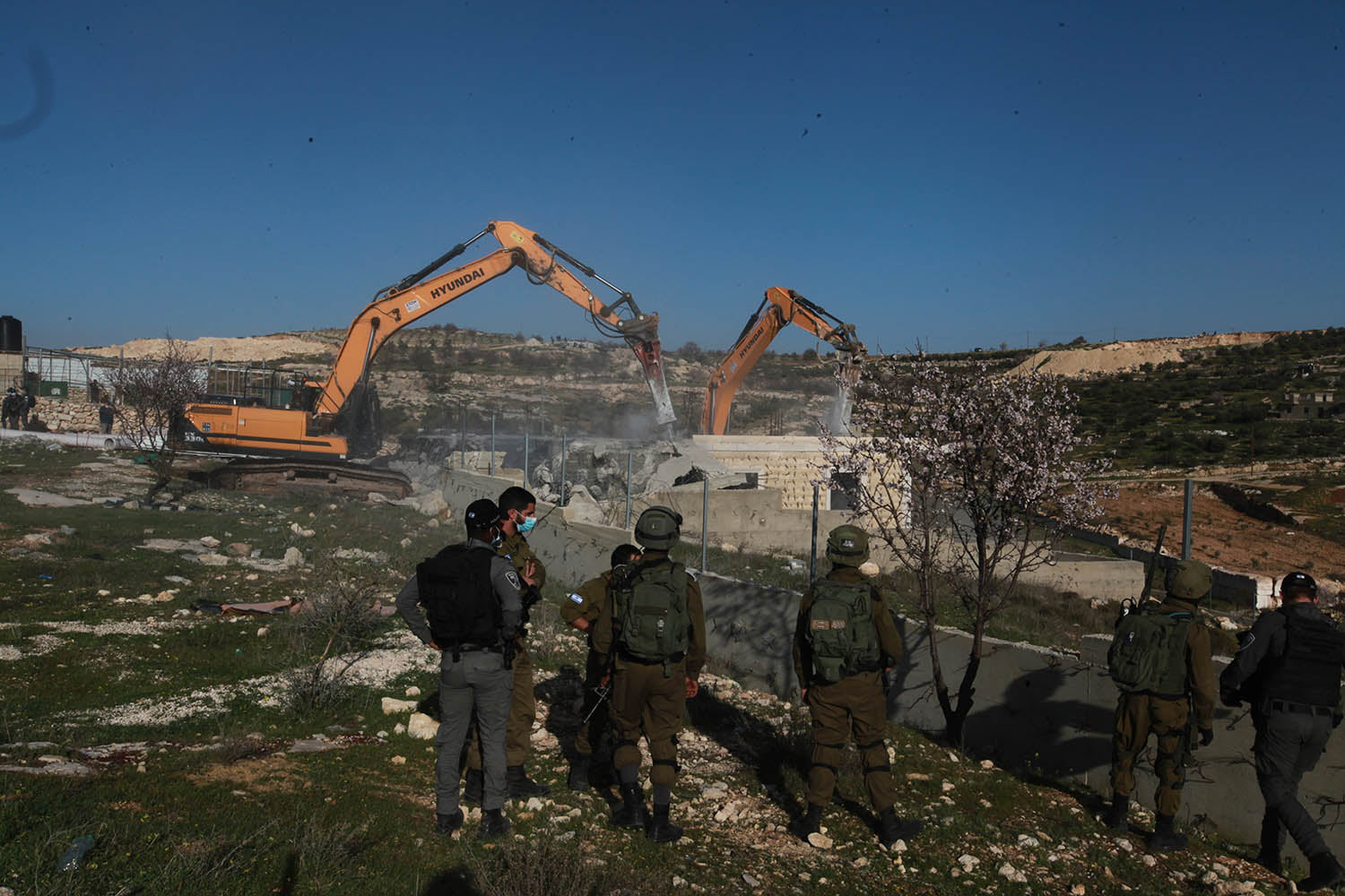 Les forces d’occupation détruisent des structures en Cisjordanie 