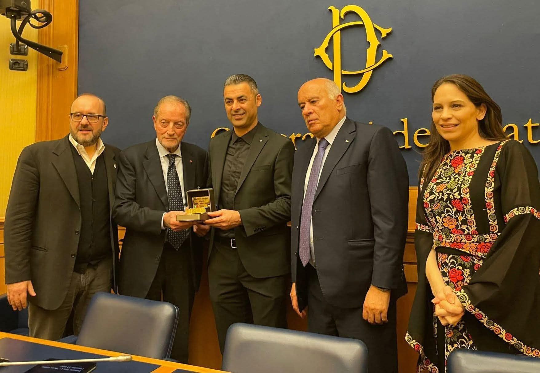 L'Association italienne des entraîneurs honore notre sélectionneur national, Ihab Abu Jazar, en lui décernant le prix du « Banc d'or ».
