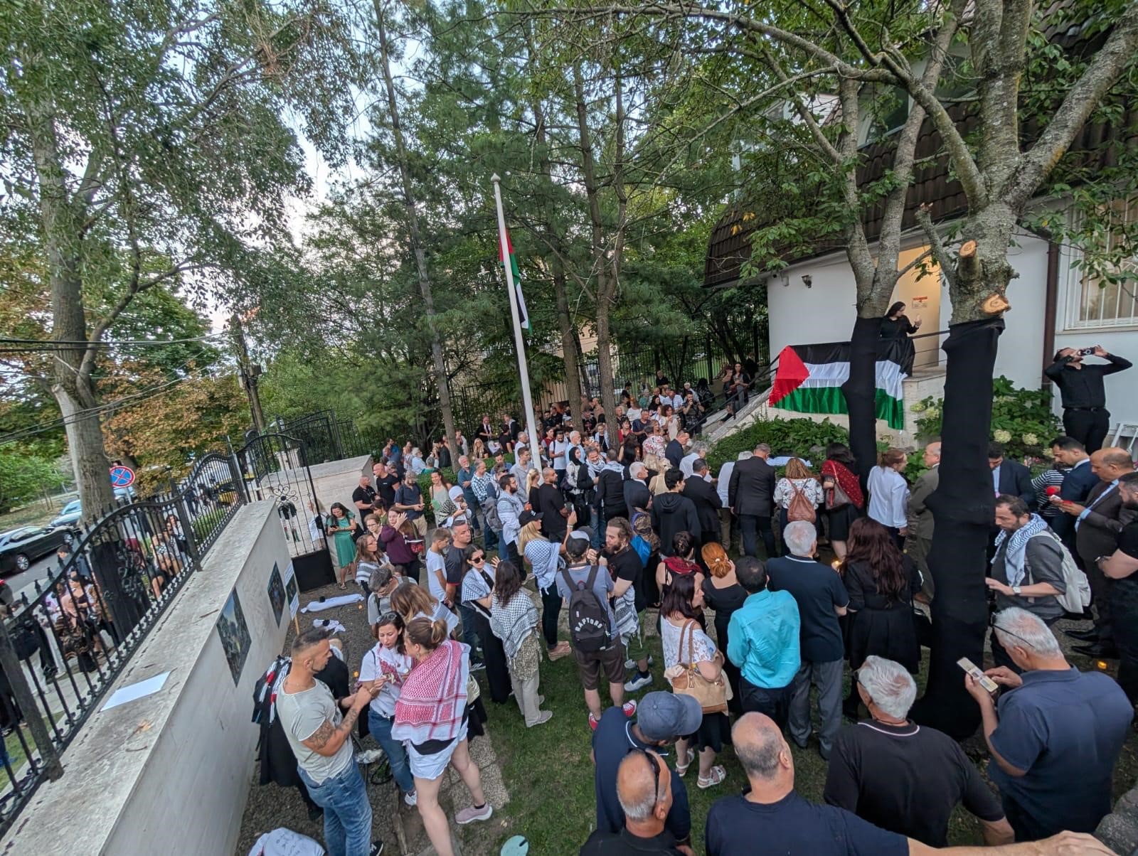 Des centaines de personnes participent à une veillée aux chandelles à Budapest en l’honneur de la vie de plus de 20 000 enfants martyrs dans la bande de Gaza