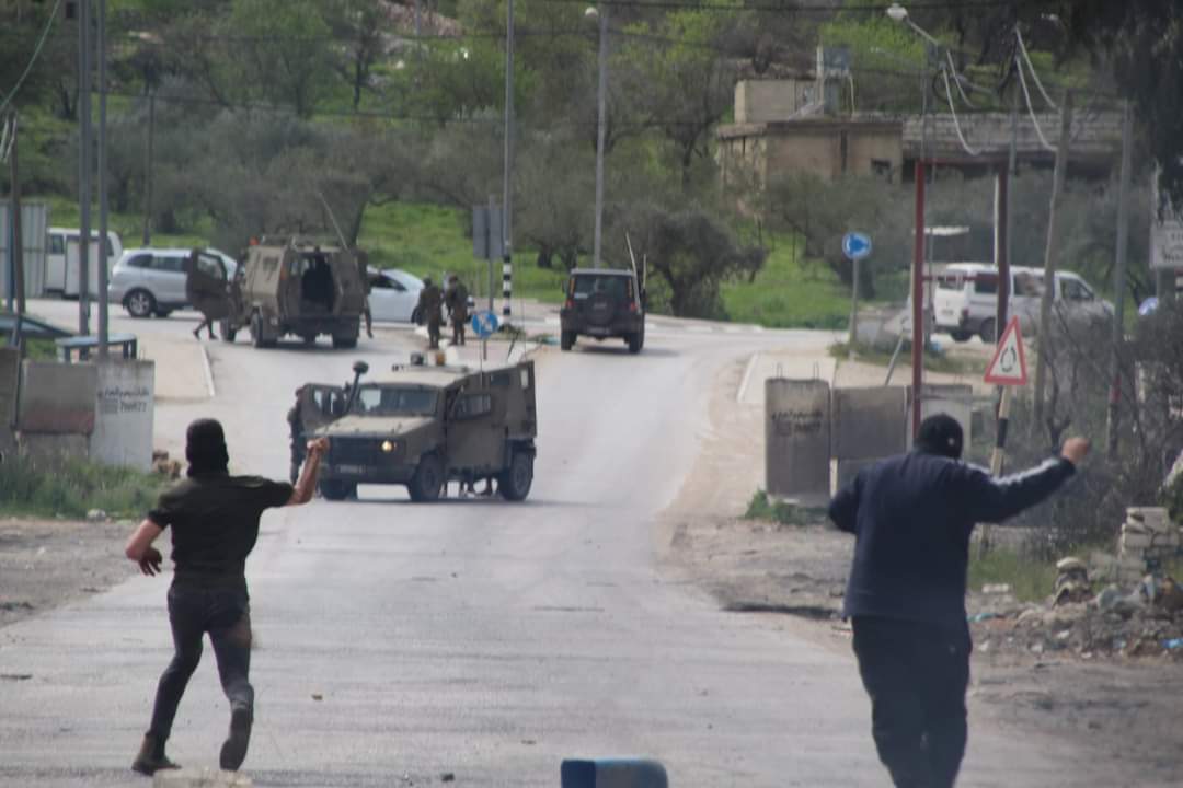 L’armée israélienne attaque des manifestations pacifique contre le pillage des terres palestiniennes à Naplouse 