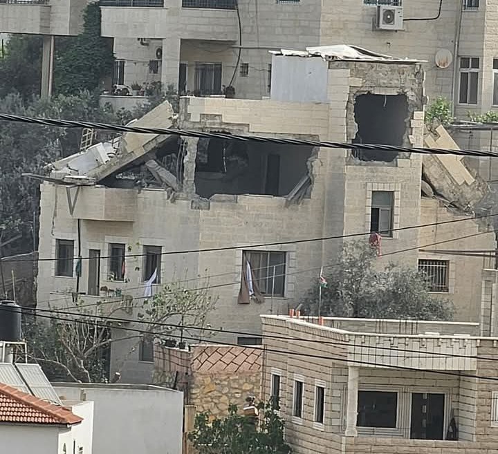 Les forces israéliennes font exploser la maison familiale d’un martyr à Ramallah
